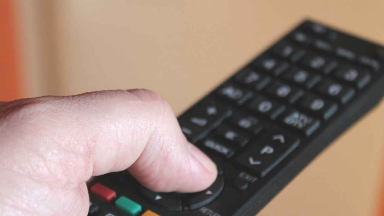 371079_ilustrasi-menonton-televisi_1265_711_11zon